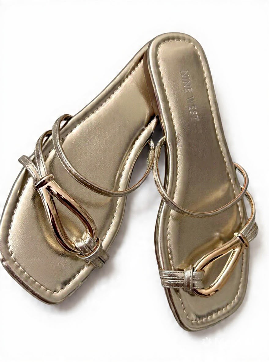 Sandalias Slide Nine West para Mujer Color Dorado Metálico con Herraje Decorativo