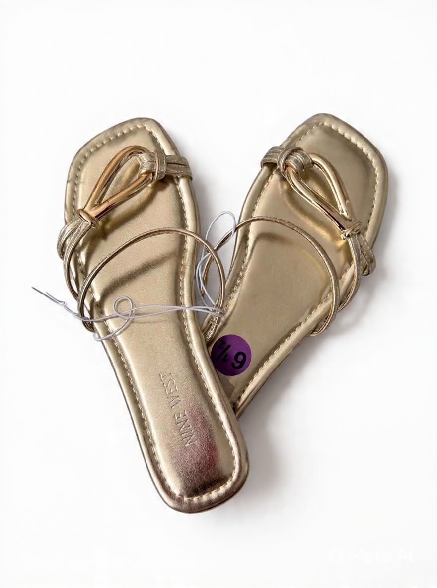 Sandalias Slide Nine West para Mujer Color Dorado Metálico con Herraje Decorativo
