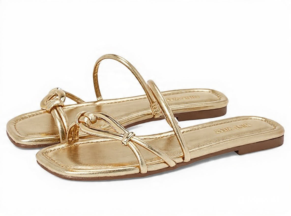Sandalias Slide Nine West para Mujer Color Dorado Metálico con Herraje Decorativo