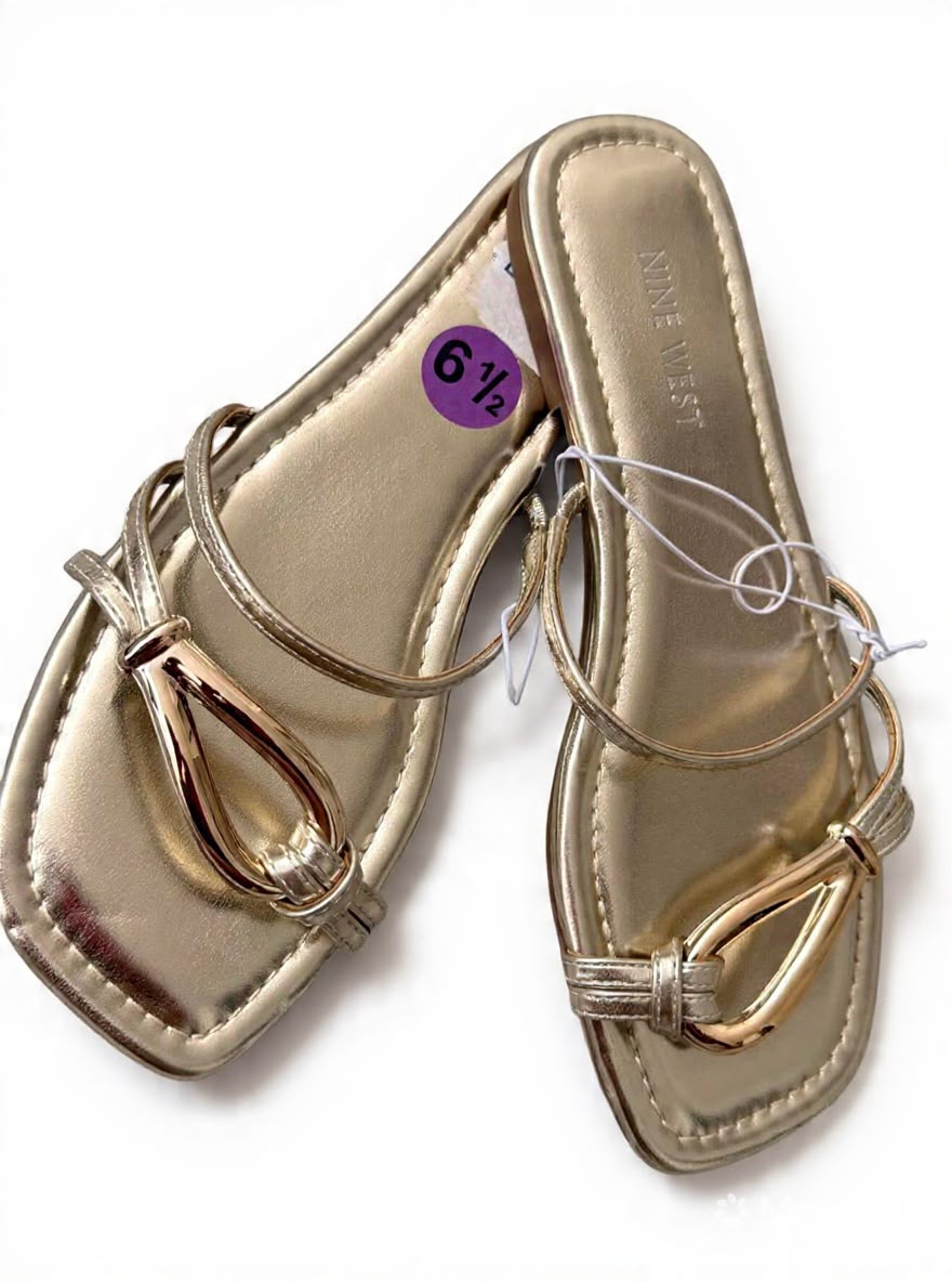 Sandalias Slide Nine West para Mujer Color Dorado Metálico con Herraje Decorativo