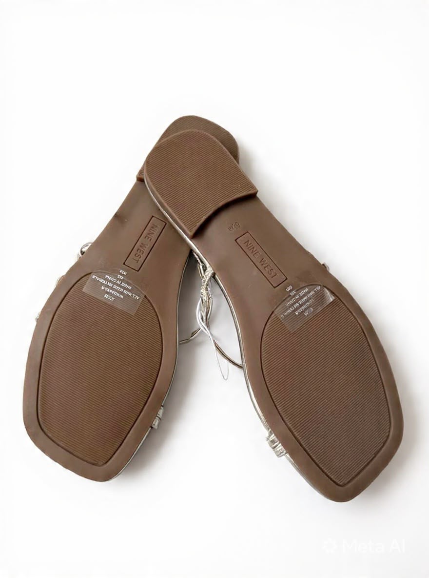 Sandalias Slide Nine West para Mujer Color Dorado Metálico con Herraje Decorativo