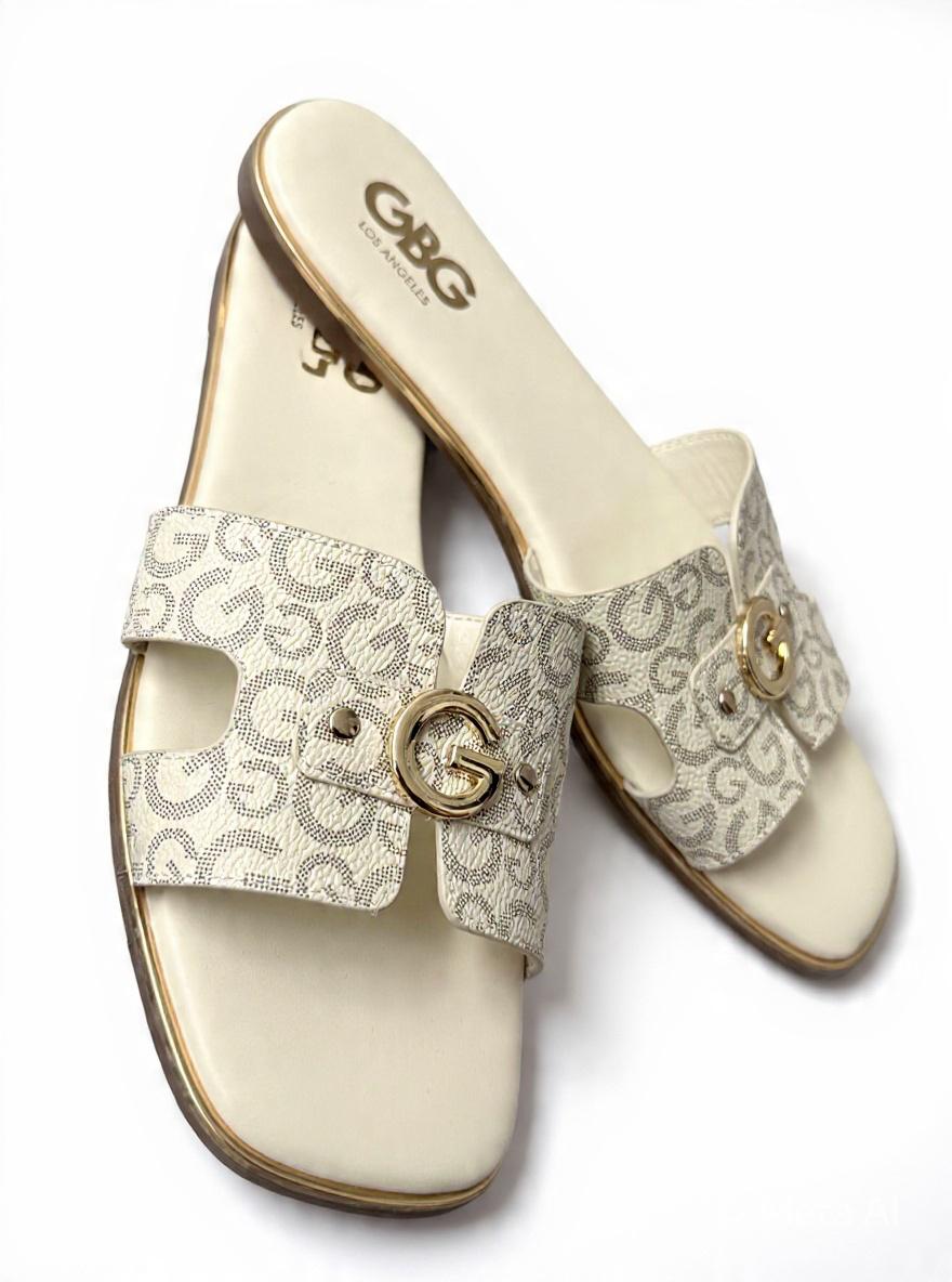 Sandalias GBG Los Angeles GGLEAVI para Mujer Color Marfil con Hebilla Dorada
