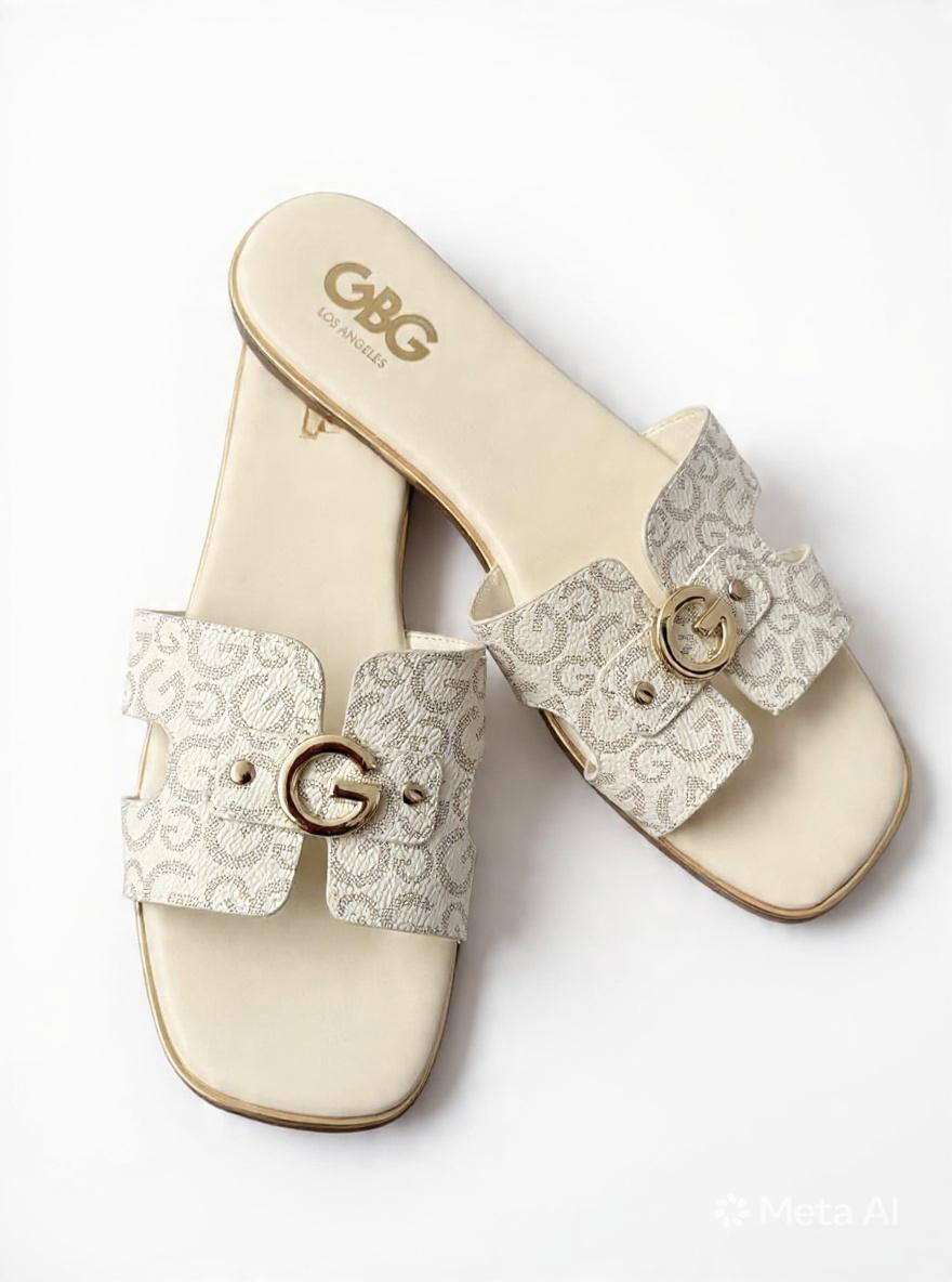 Sandalias GBG Los Angeles GGLEAVI para Mujer Color Marfil con Hebilla Dorada