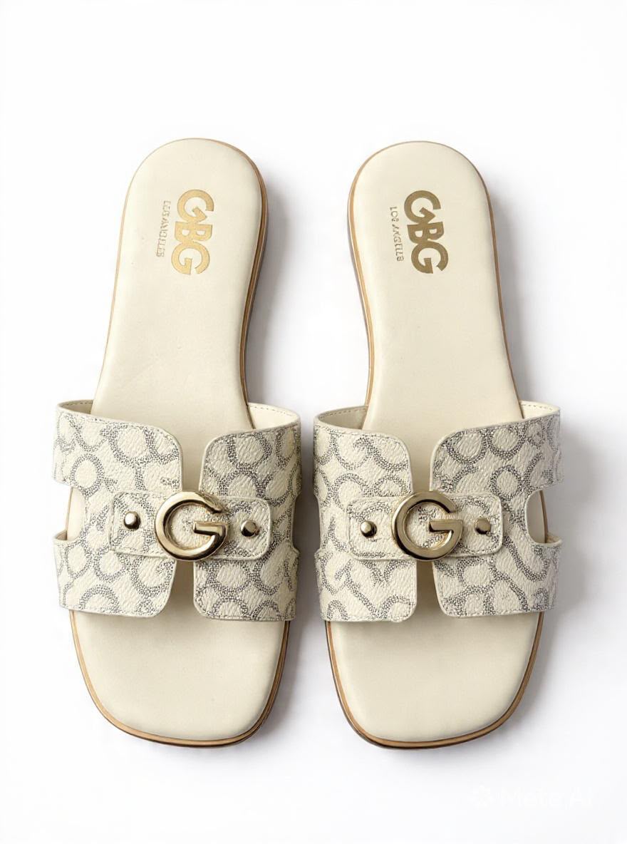 Sandalias GBG Los Angeles GGLEAVI para Mujer Color Marfil con Hebilla Dorada