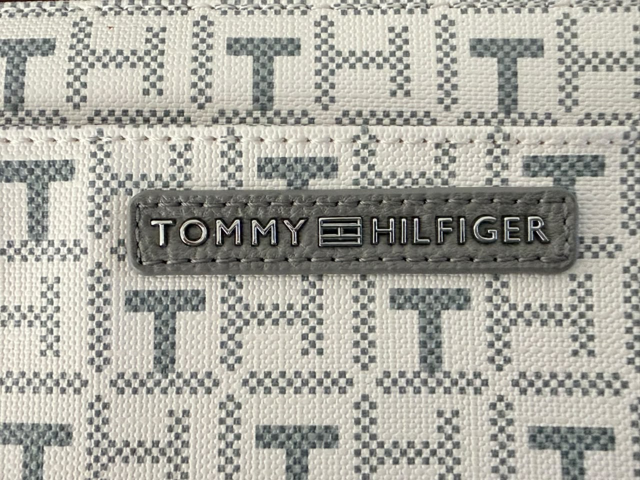 Muñequera Tommy Hilfiger Original Wristlet Monogram con Correa de Mano